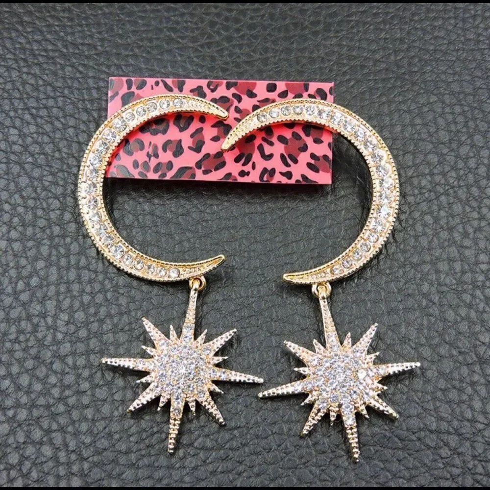 💫 Betsey Johnson sparkling star & moon earrings ✨
